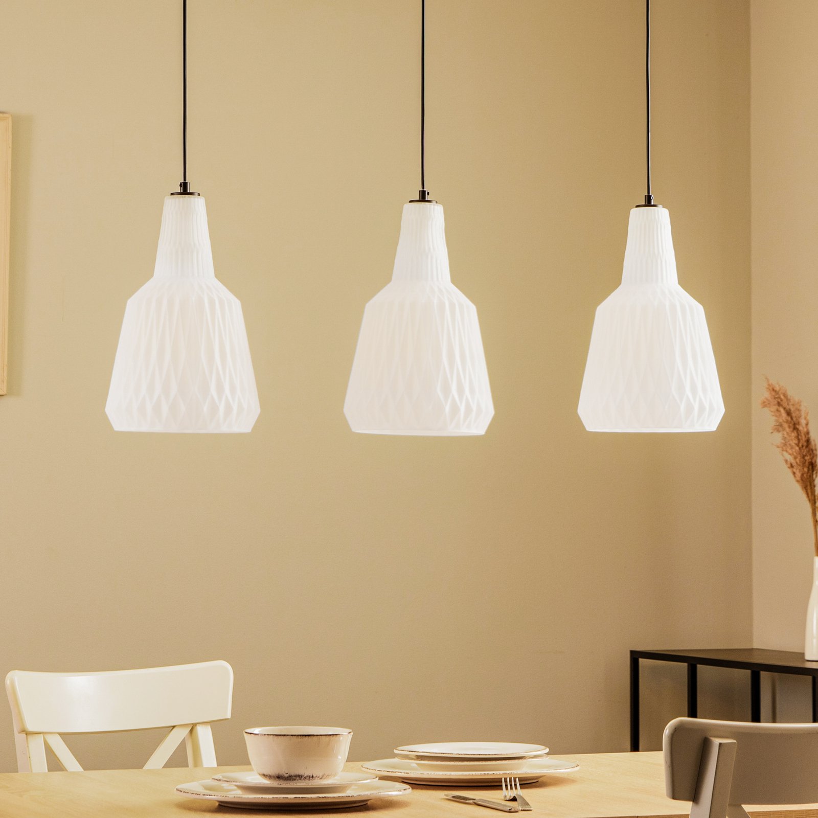 Lindby suspension Belarion, opale, 3 lampes, verre, Ø 23 cm