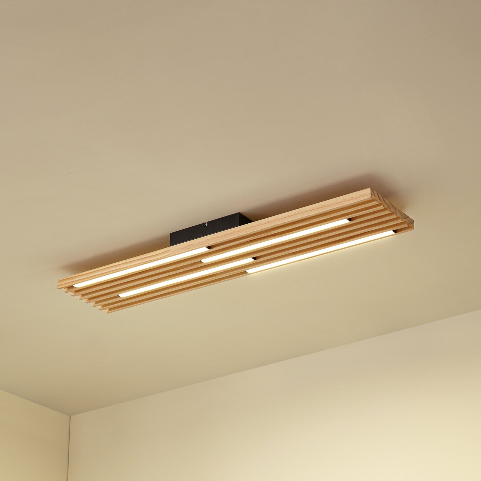 Plafonnier LED Lindby Madero, bois de pin, 90 cm x 20 cm
