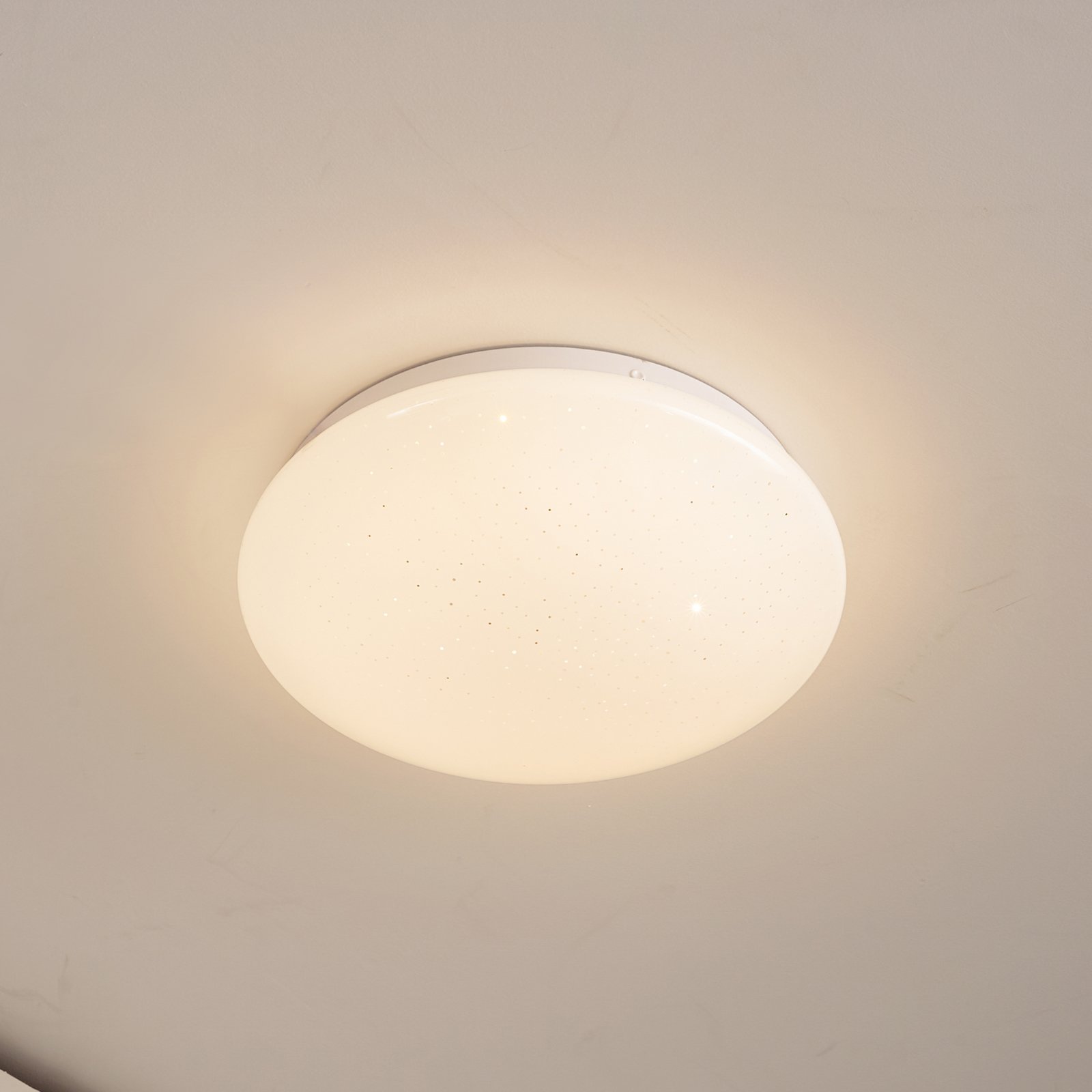 Lindby Plafonnier LED Janosch, blanc, Ø28cm, télécommande