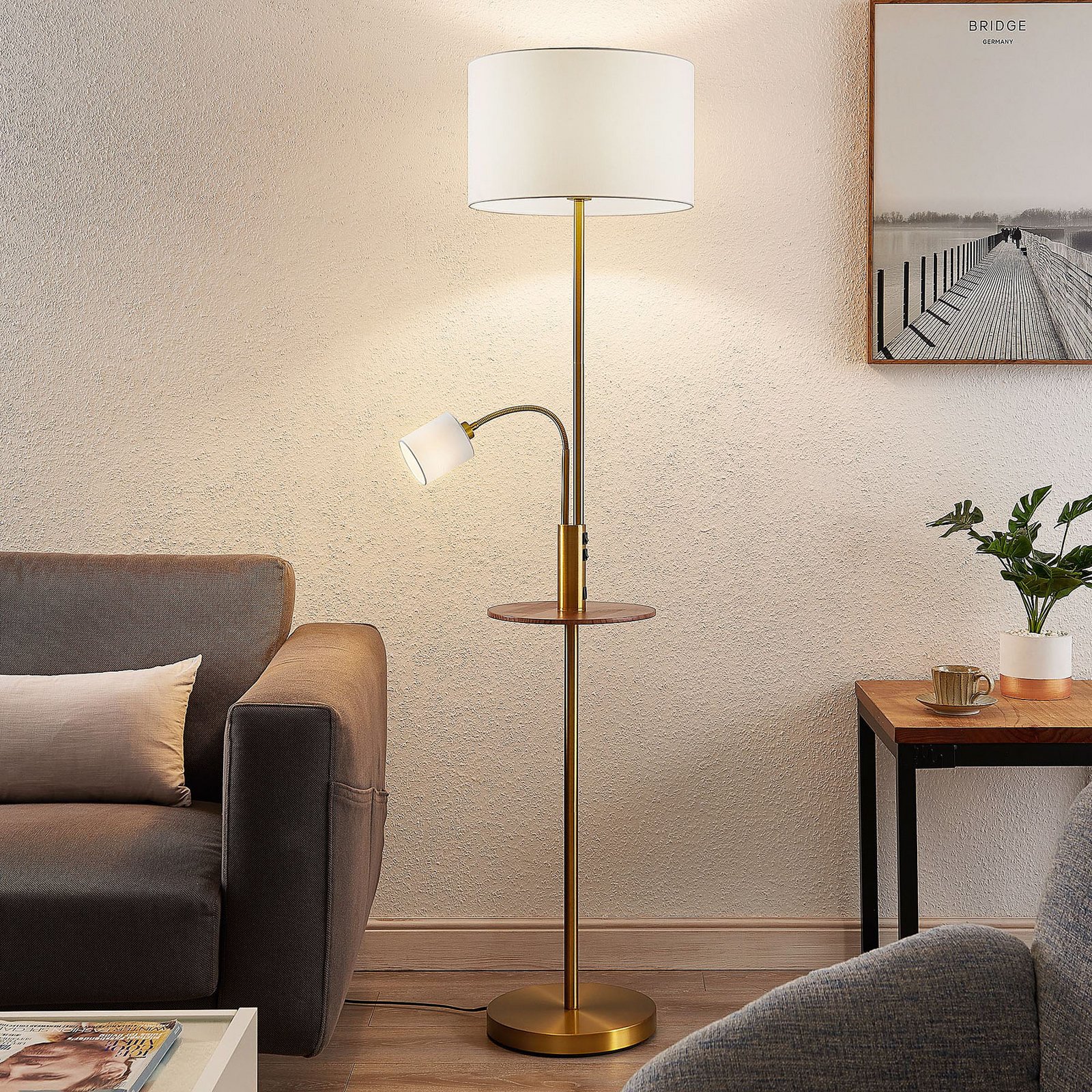 Lindby Lampadaire Aovan, couleur bronze, tablette, port USB